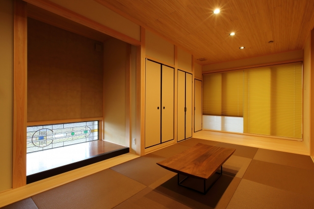 床の間　ステンドグラス　アドバンスアーキテクツ　襖　フスマ　ふすま　琉球風畳　畳　モダンな和室