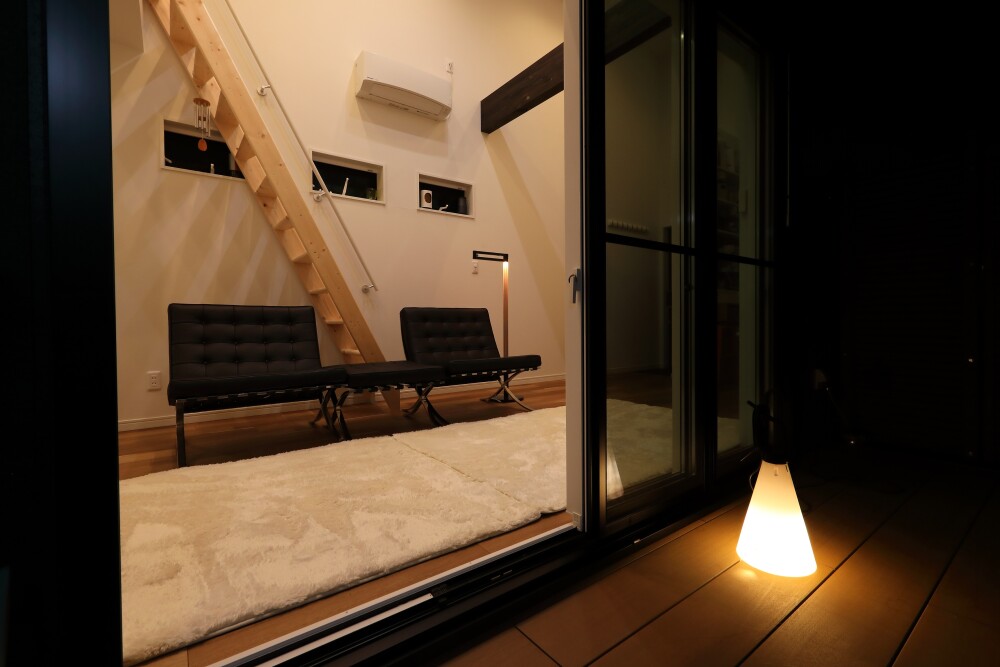 中庭　オシャレな暮らし　新築　黒い家　白い家　デザイナーズ住宅　奈良で家を建てる　注文住宅　ガレージハウス　車と暮らす家