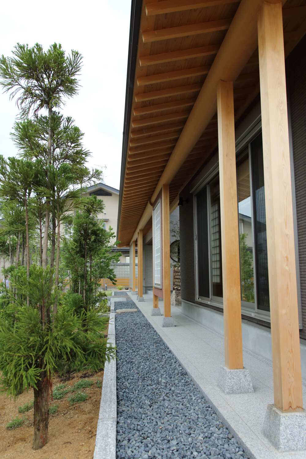 平屋のような佇まいと雨垂れを設計した和の外部空間にモダンな空間を感じる設計とデザインの工夫は和モダンの家設計が得意な建築家