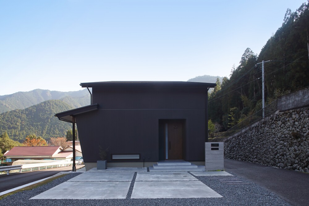 平屋のようなシンプルモダンな和を意識した二階建て住宅の外観、駐車スペースから直接玄関に入るアプローチ提案