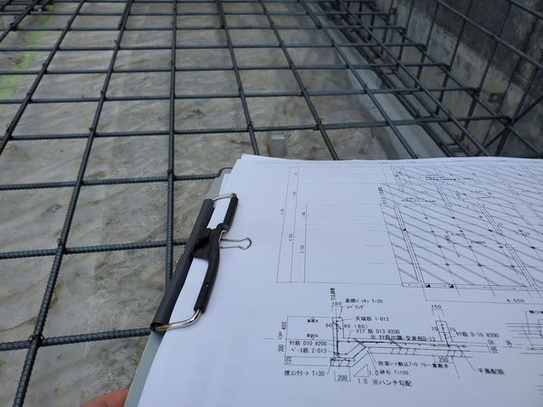 設計図書の基礎図面・基礎断面詳細図・配筋図面を確認しながら間隔や鉄筋の種類を確認する基礎工事の工程での建築家・設計事務所の仕事