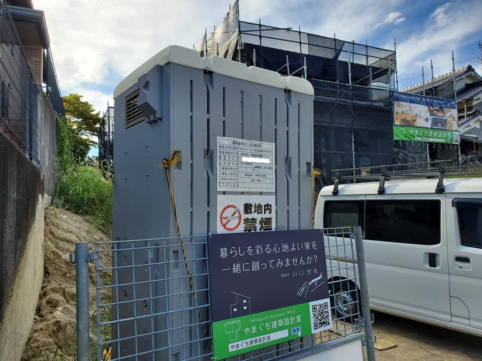 奈良県生駒郡平群町で新築工事中の高台の住宅地で新築工事中の和モダンをイメージした外観を持つ庭付き一戸建て住宅の新築現場