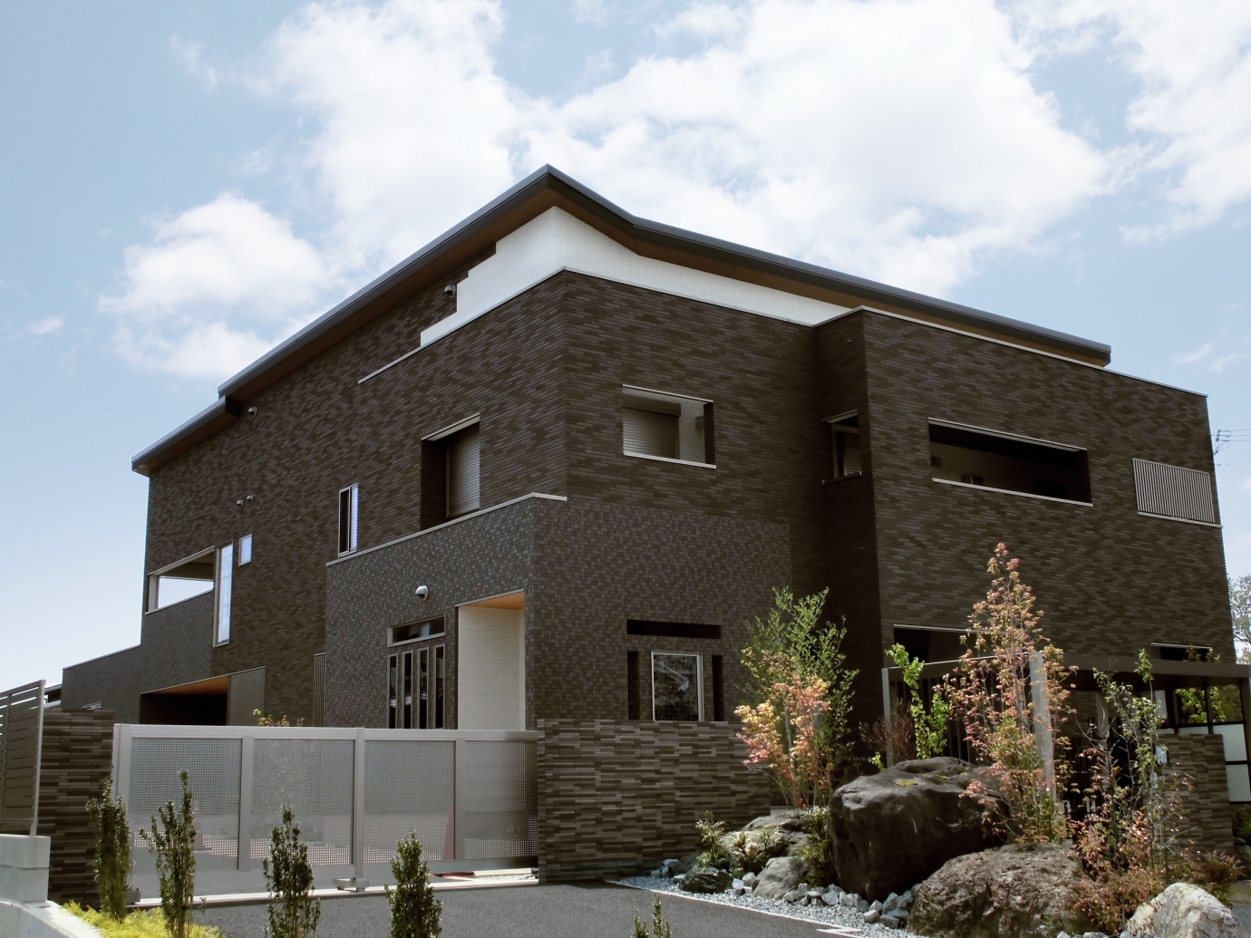 奈良県橿原市で建築家が設計した、重厚感ある外観と水平ラインが美しい和モダンの高級注文住宅。プライバシーと防犯性を考慮した要塞的デザインの邸宅。